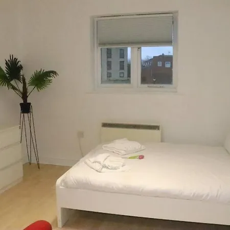 Skyline Haven - Modern 2Br Free Parking & 4Ktv Apartment London Exterior photo