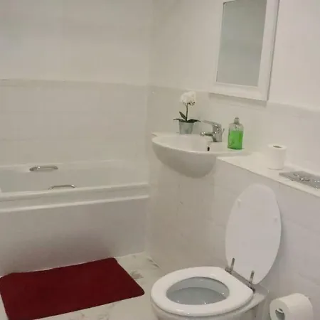 Skyline Haven - Modern 2Br Free Parking & 4Ktv Apartment London Exterior photo