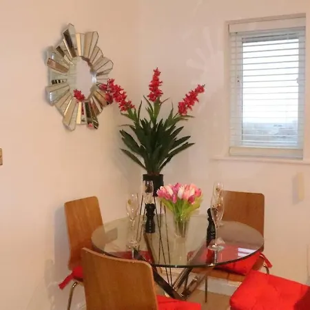 Skyline Haven - Modern 2Br Free Parking & 4Ktv Apartment London Exterior photo