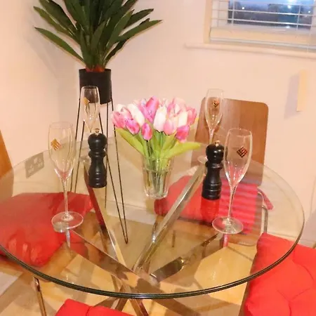 Skyline Haven - Modern 2Br Free Parking & 4Ktv Apartment London Exterior photo