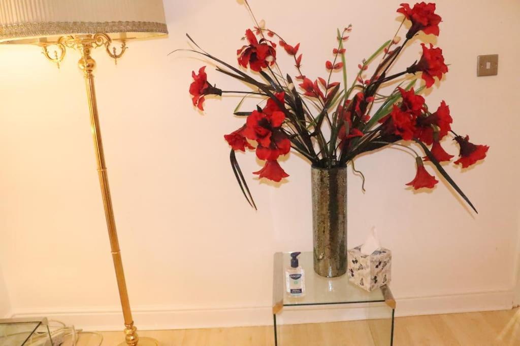 Skyline Haven - Modern 2br Free Parking & 4ktv Apartment