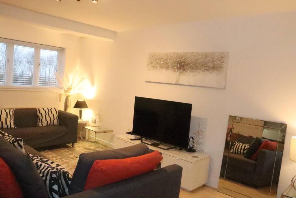 Skyline Haven - Modern 2br Free Parking & 4ktv Apartment *