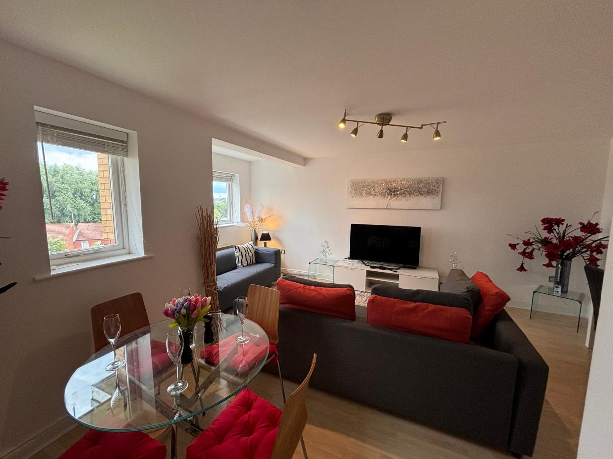 Skyline Haven - Modern 2br Free Parking & 4ktv Apartment