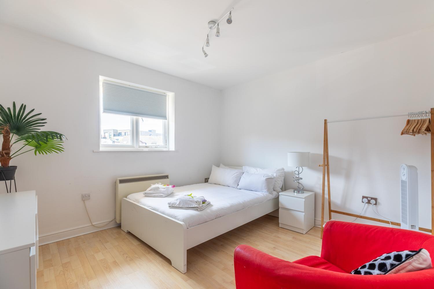 Skyline Haven - Modern 2b, Parking, Wifi & 4ktv *