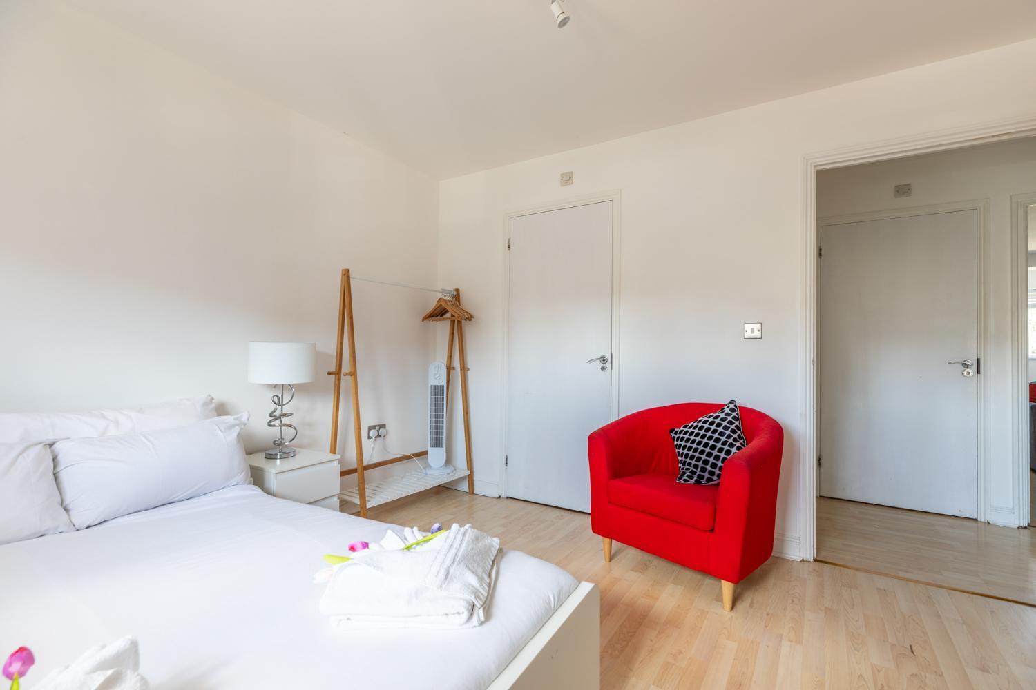 Appartement Skyline Haven - Modern 2b, Parking, Wifi & 4ktv *