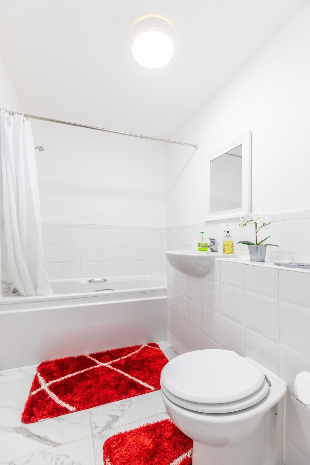 Skyline Haven - Modern 2b, Parking, Wifi & 4ktv