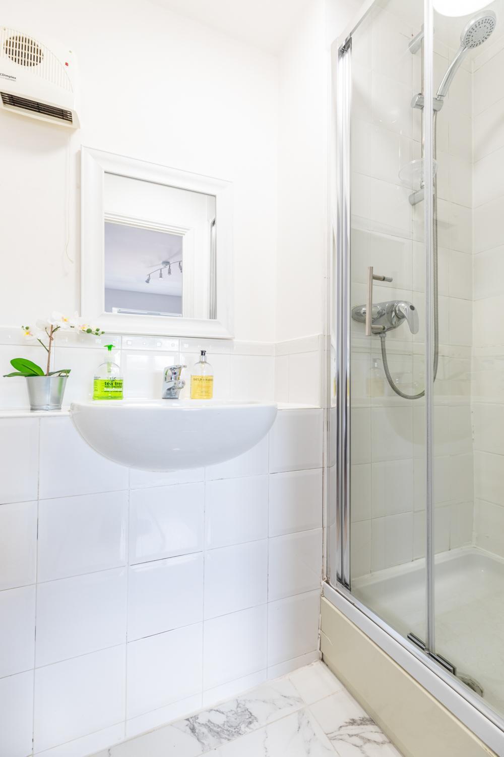 Skyline Haven - Modern 2b, Parking, Wifi & 4ktv Appartement Londres