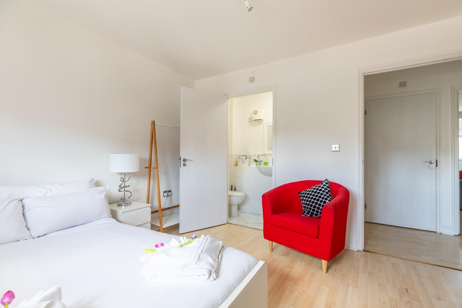 Skyline Haven - Modern 2b, Parking, Wifi & 4ktv