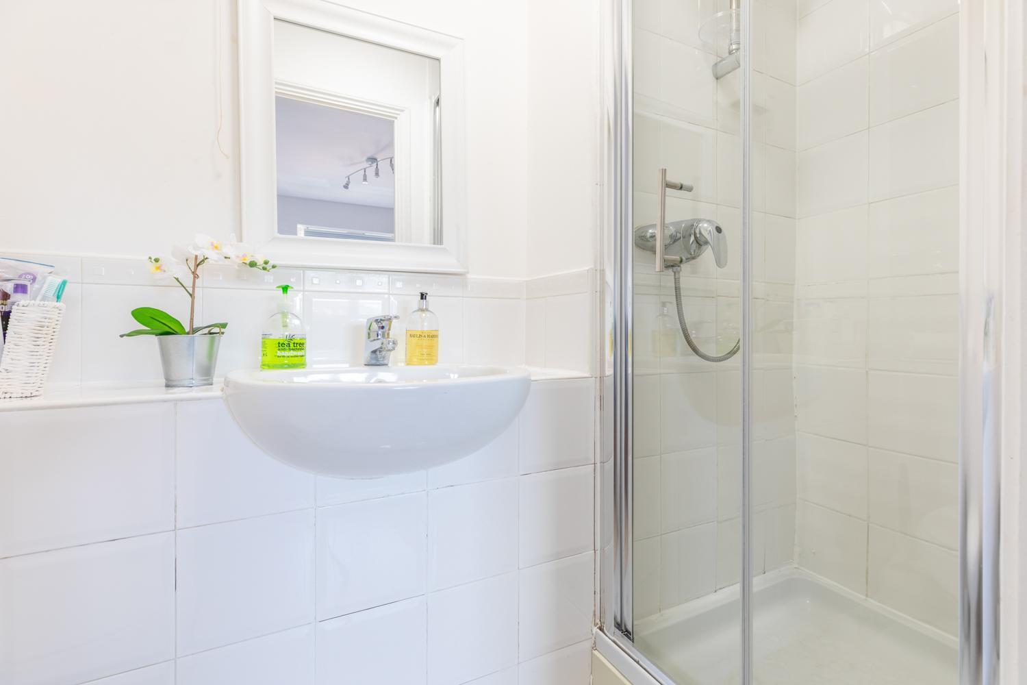 Skyline Haven - Modern 2b, Parking, Wifi & 4ktv Apartment